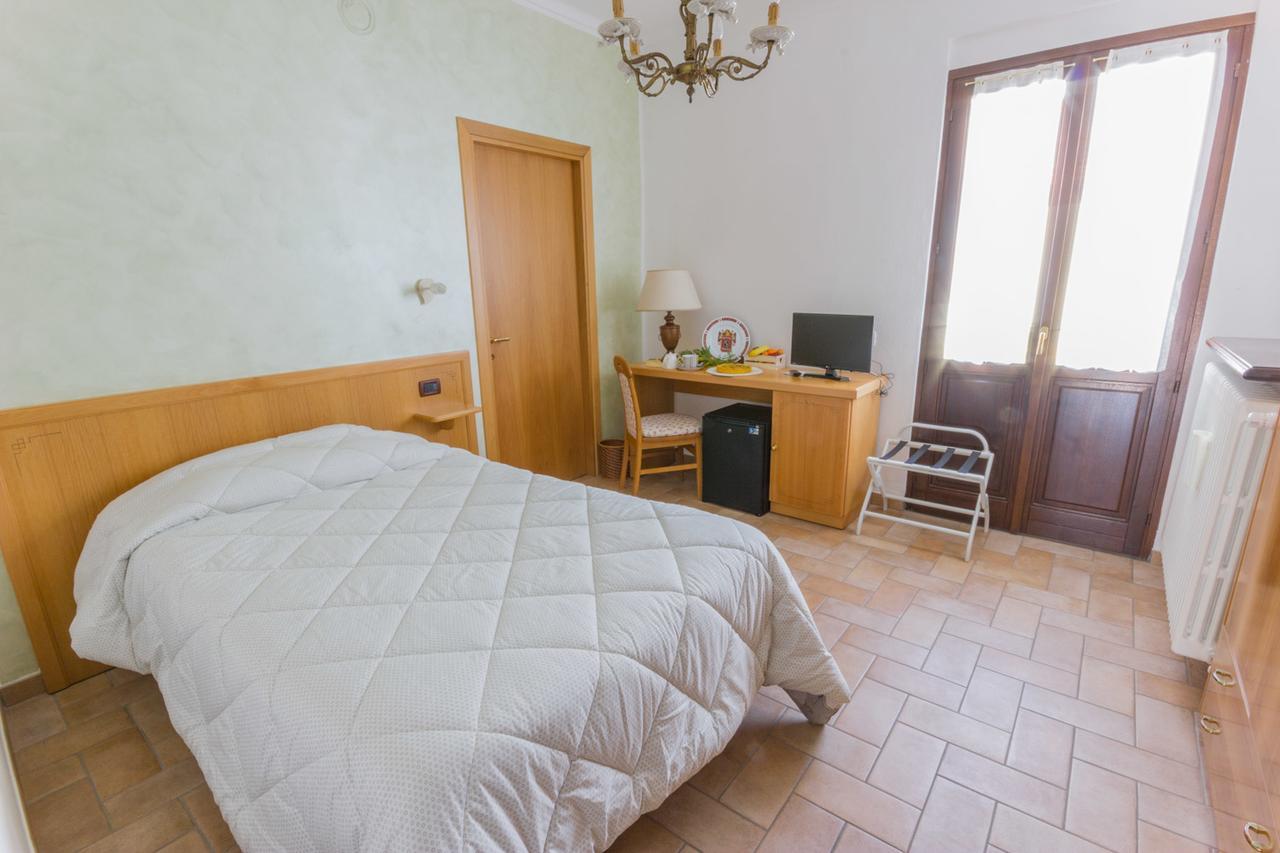 Ristorante Buasca Hotel Cuorgnè Buitenkant foto