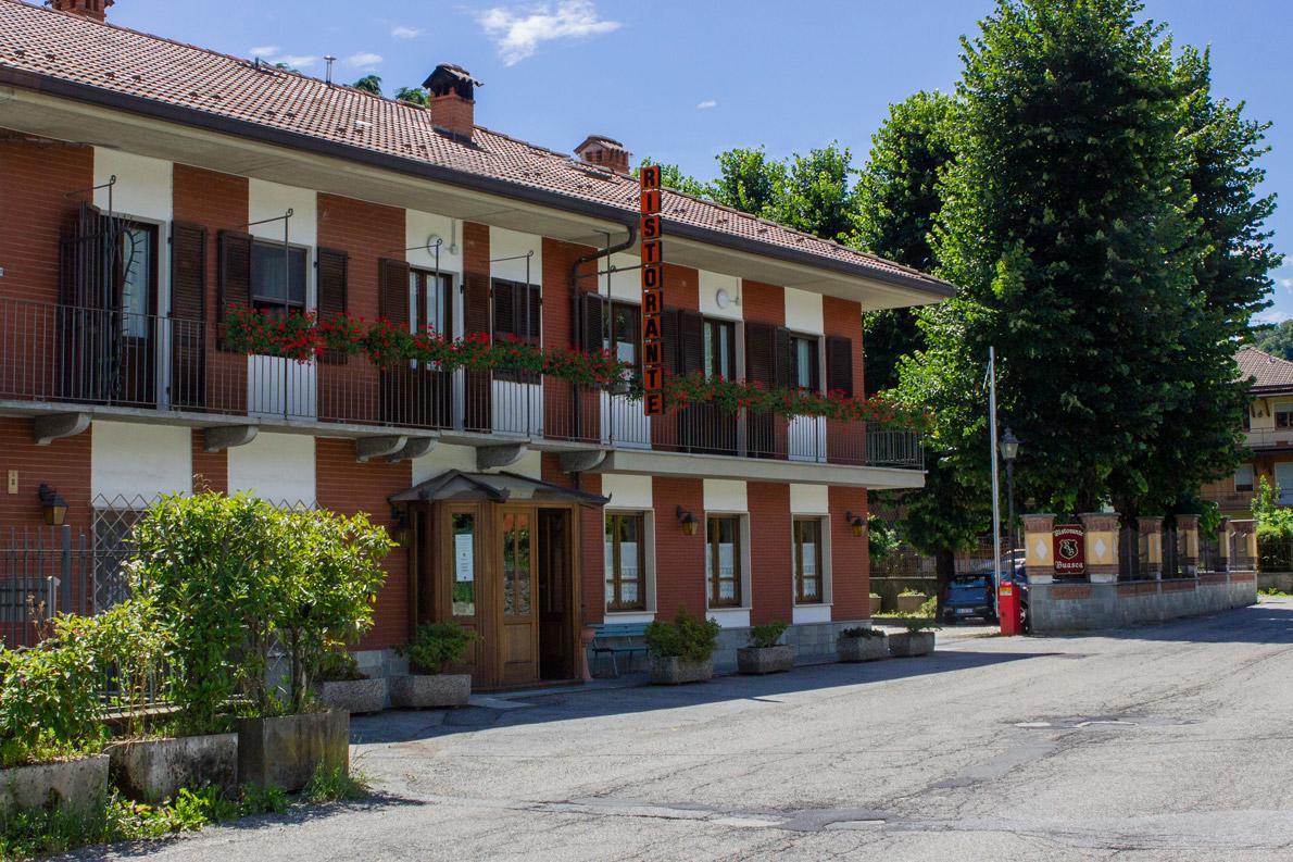 Ristorante Buasca Hotel Cuorgnè Buitenkant foto